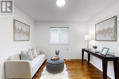 942 Khan Crescent, Mississauga, ON - Indoor Photo Showing Living Room