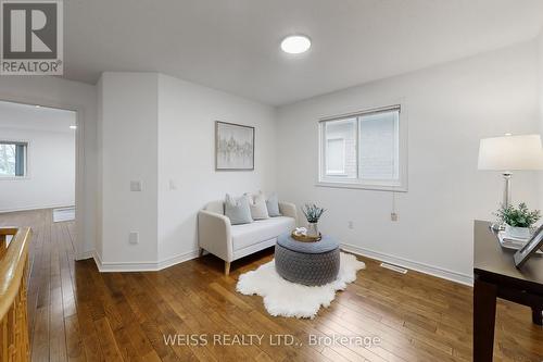 942 Khan Crescent, Mississauga, ON - Indoor Photo Showing Living Room