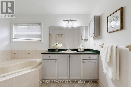 942 Khan Crescent, Mississauga, ON - Indoor Photo Showing Bathroom
