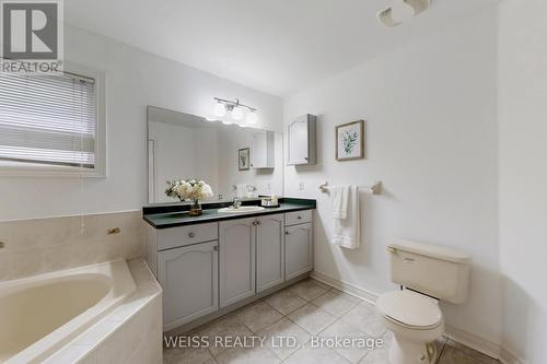 942 Khan Crescent, Mississauga, ON - Indoor Photo Showing Bathroom