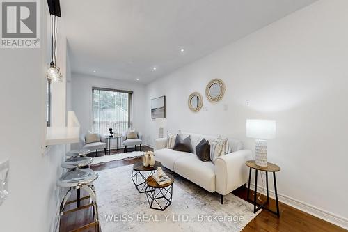942 Khan Crescent, Mississauga, ON - Indoor Photo Showing Living Room