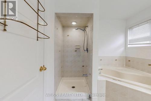942 Khan Crescent, Mississauga, ON - Indoor Photo Showing Bathroom