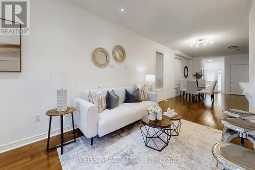 942 Khan Crescent, Mississauga, ON - Indoor Photo Showing Living Room