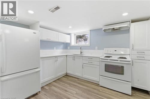 880 Lawrence Road, Hamilton, ON - Indoor Photo Showing Kitchen
