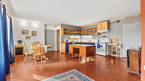 4751 40Th Street, Canyon, BC - Indoor Photo Showing Kitchen