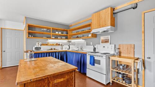 4751 40Th Street, Canyon, BC - Indoor Photo Showing Kitchen