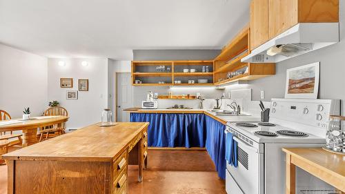 4751 40Th Street, Canyon, BC - Indoor Photo Showing Kitchen