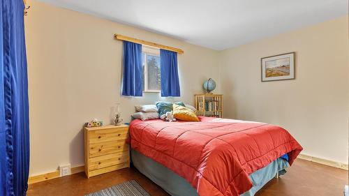 4751 40Th Street, Canyon, BC - Indoor Photo Showing Bedroom