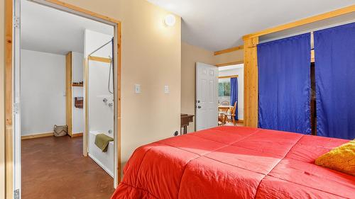 4751 40Th Street, Canyon, BC - Indoor Photo Showing Bedroom
