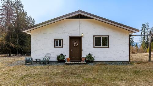 4751 40Th Street, Canyon, BC - Outdoor