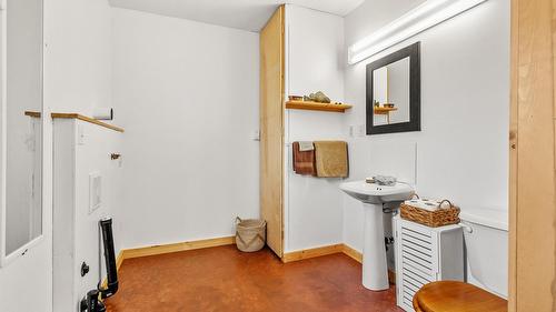 4751 40Th Street, Canyon, BC - Indoor Photo Showing Other Room