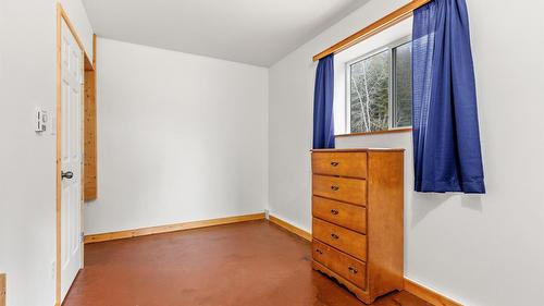 4751 40Th Street, Canyon, BC - Indoor Photo Showing Other Room