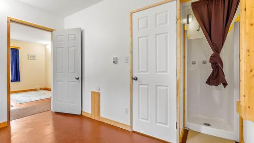 4751 40Th Street, Canyon, BC - Indoor Photo Showing Other Room