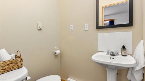 4751 40Th Street, Canyon, BC - Indoor Photo Showing Bathroom