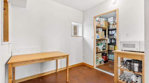 4751 40Th Street, Canyon, BC - Indoor Photo Showing Other Room