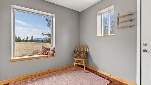 4751 40Th Street, Canyon, BC - Indoor Photo Showing Other Room