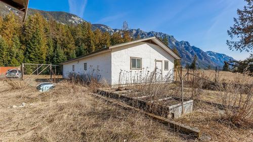 4751 40Th Street, Canyon, BC - Outdoor