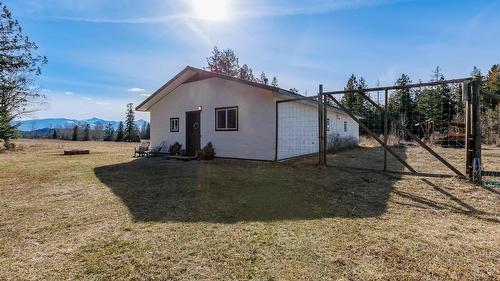4751 40Th Street, Canyon, BC - Outdoor