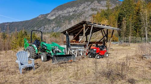 4751 40Th Street, Canyon, BC - Outdoor