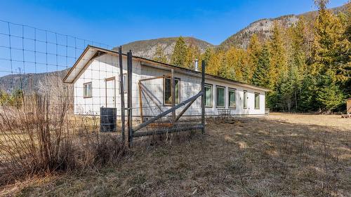 4751 40Th Street, Canyon, BC - Outdoor