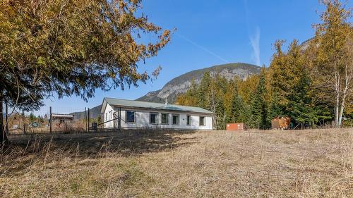4751 40Th Street, Canyon, BC - Outdoor