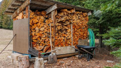 4751 40Th Street, Canyon, BC - Outdoor