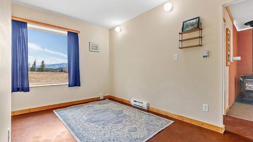 4751 40Th Street, Canyon, BC - Indoor Photo Showing Other Room