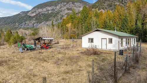 4751 40Th Street, Canyon, BC - Outdoor