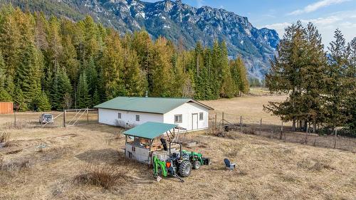 4751 40Th Street, Canyon, BC - Outdoor