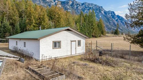 4751 40Th Street, Canyon, BC - Outdoor