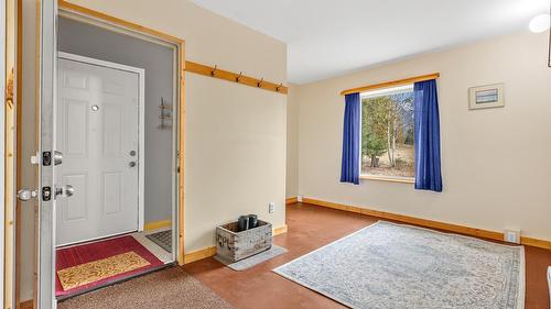 4751 40Th Street, Canyon, BC - Indoor Photo Showing Other Room