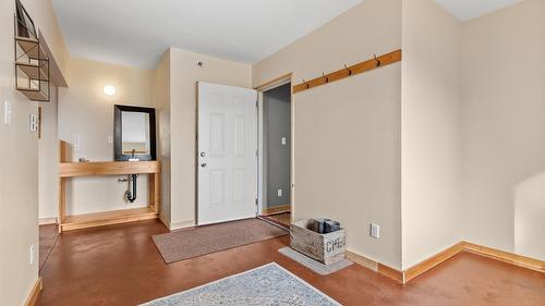 4751 40Th Street, Canyon, BC - Indoor Photo Showing Other Room