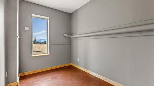 4751 40Th Street, Canyon, BC - Indoor Photo Showing Other Room