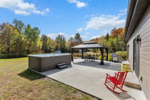 Courtyard - 268 Rue Montcalm, Saint-Colomban, QC - Outdoor