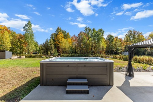 Spa - 268 Rue Montcalm, Saint-Colomban, QC - Outdoor