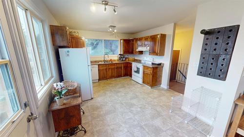 901 19Th Avenue, Cranbrook, BC - Indoor Photo Showing Kitchen With Double Sink
