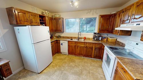 901 19Th Avenue, Cranbrook, BC - Indoor Photo Showing Kitchen With Double Sink