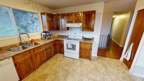 901 19Th Avenue, Cranbrook, BC - Indoor Photo Showing Kitchen With Double Sink