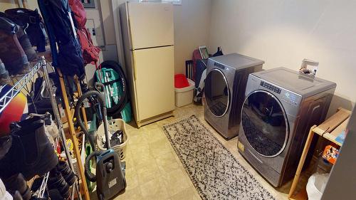 901 19Th Avenue, Cranbrook, BC - Indoor Photo Showing Laundry Room