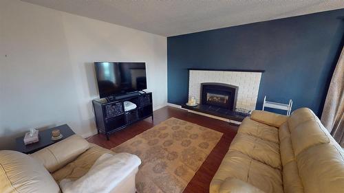 901 19Th Avenue, Cranbrook, BC - Indoor Photo Showing Living Room With Fireplace