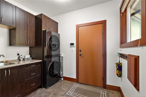 10206 Surfside Pl, Sidney, BC 