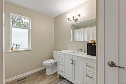 3671 Thomson Rd, Courtenay, BC 