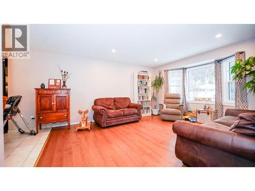 32 Preston Crescent, Enderby, BC - Indoor Photo Showing Living Room