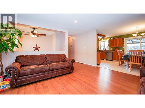32 Preston Crescent, Enderby, BC - Indoor Photo Showing Living Room
