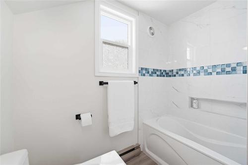 1240 Dominion Street, Winnipeg, MB - Indoor Photo Showing Bathroom