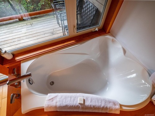 330 Reef Point Rd, Ucluelet, BC 