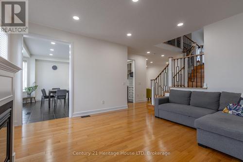 Updated hand railing - 5 Juneberry Road, Thorold (Confederation Heights), ON - Indoor Photo Showing Living Room