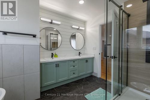Double sinks - 5 Juneberry Road, Thorold (Confederation Heights), ON - Indoor Photo Showing Bathroom