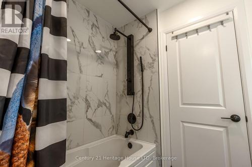 Tiled surround - 5 Juneberry Road, Thorold (Confederation Heights), ON - Indoor Photo Showing Bathroom