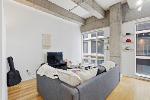 Salon - 323-1200 Rue St-Alexandre, Montréal (Ville-Marie), QC - Indoor